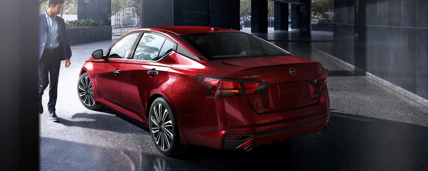 Homme se dirigeant à la Nissan Altima 2025.
