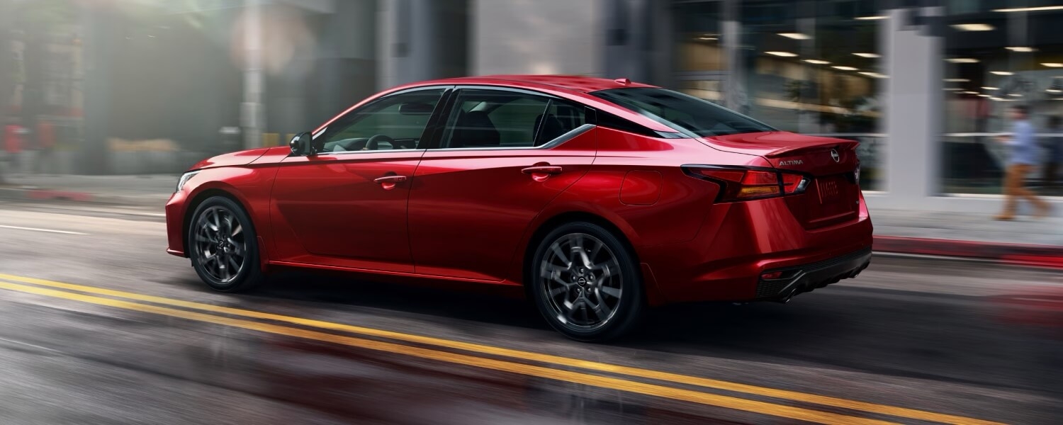 Performances éco-énergétiques de la Nissan Altima 2025 sur la route.