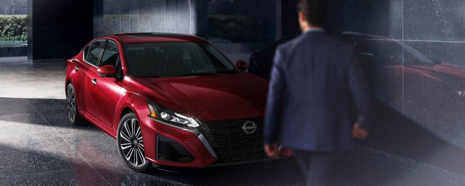 Homme se dirigeant à la Nissan Altima 2025.