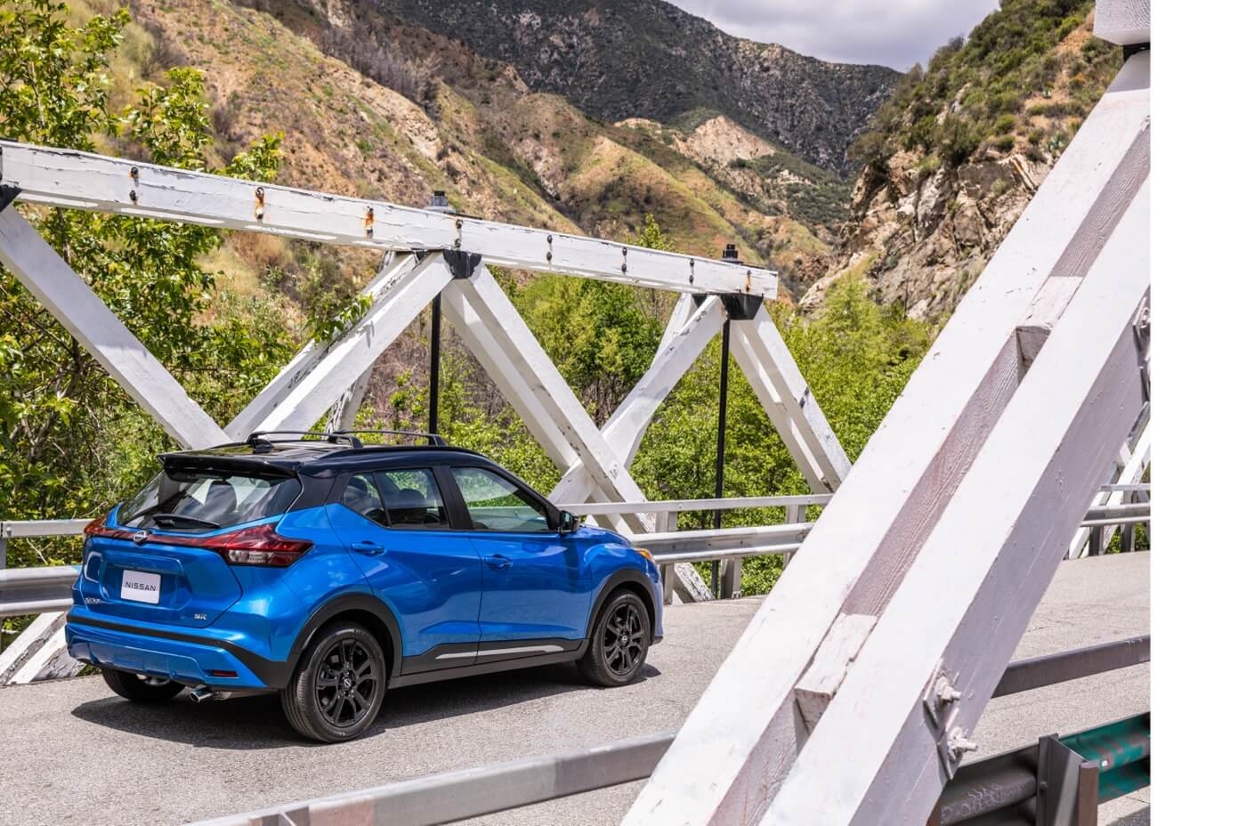 Vue 3/4 arrière du Nissan Kicks 2025 sur un pont.