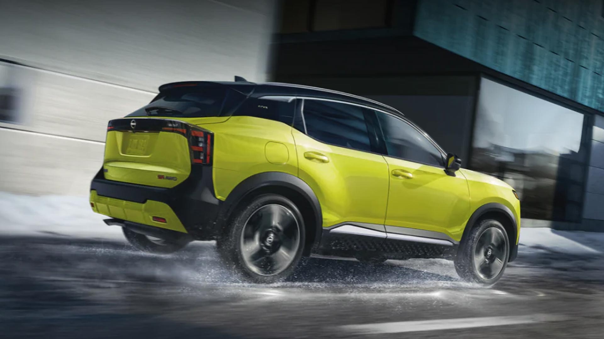 Vue 3/4 arrière du Nissan Kicks 2025 avec une adhérence supérieure sur une route glissante.