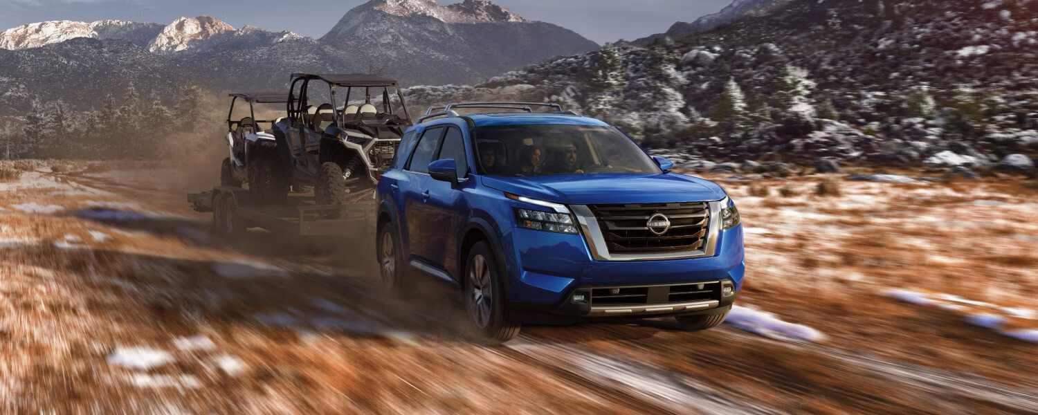 Transport de lourdes charges du Nissan Pathfinder 2025 remorquant un VTT.