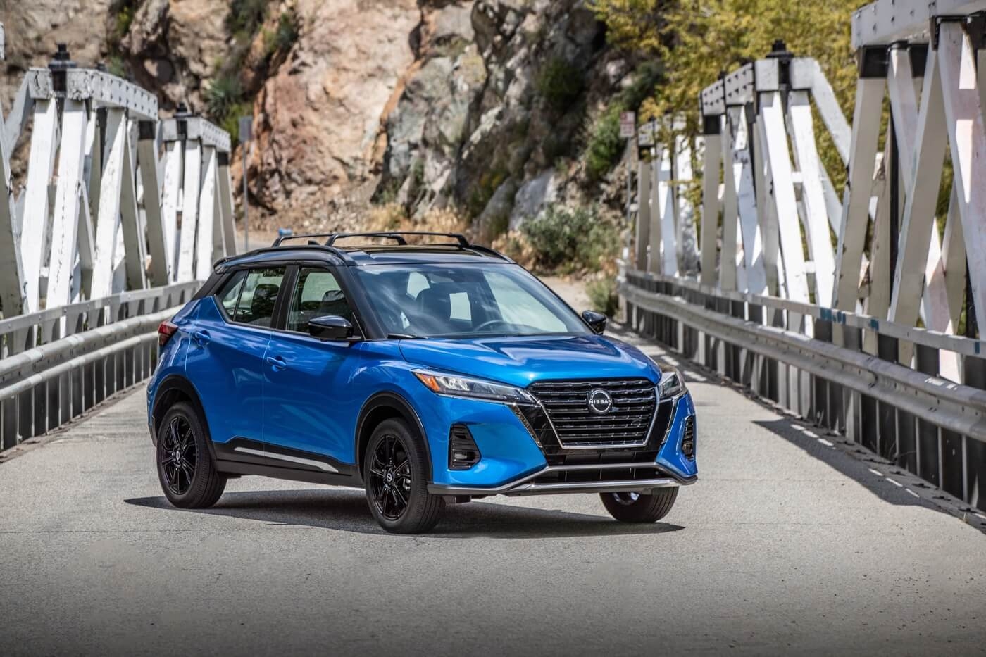 Vue 3/4 avant du Nissan Kicks 2025 garé sur un pont.