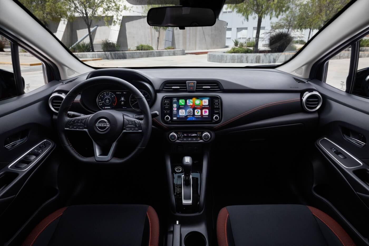 Intérieur avant de la Nissan Versa 2025.