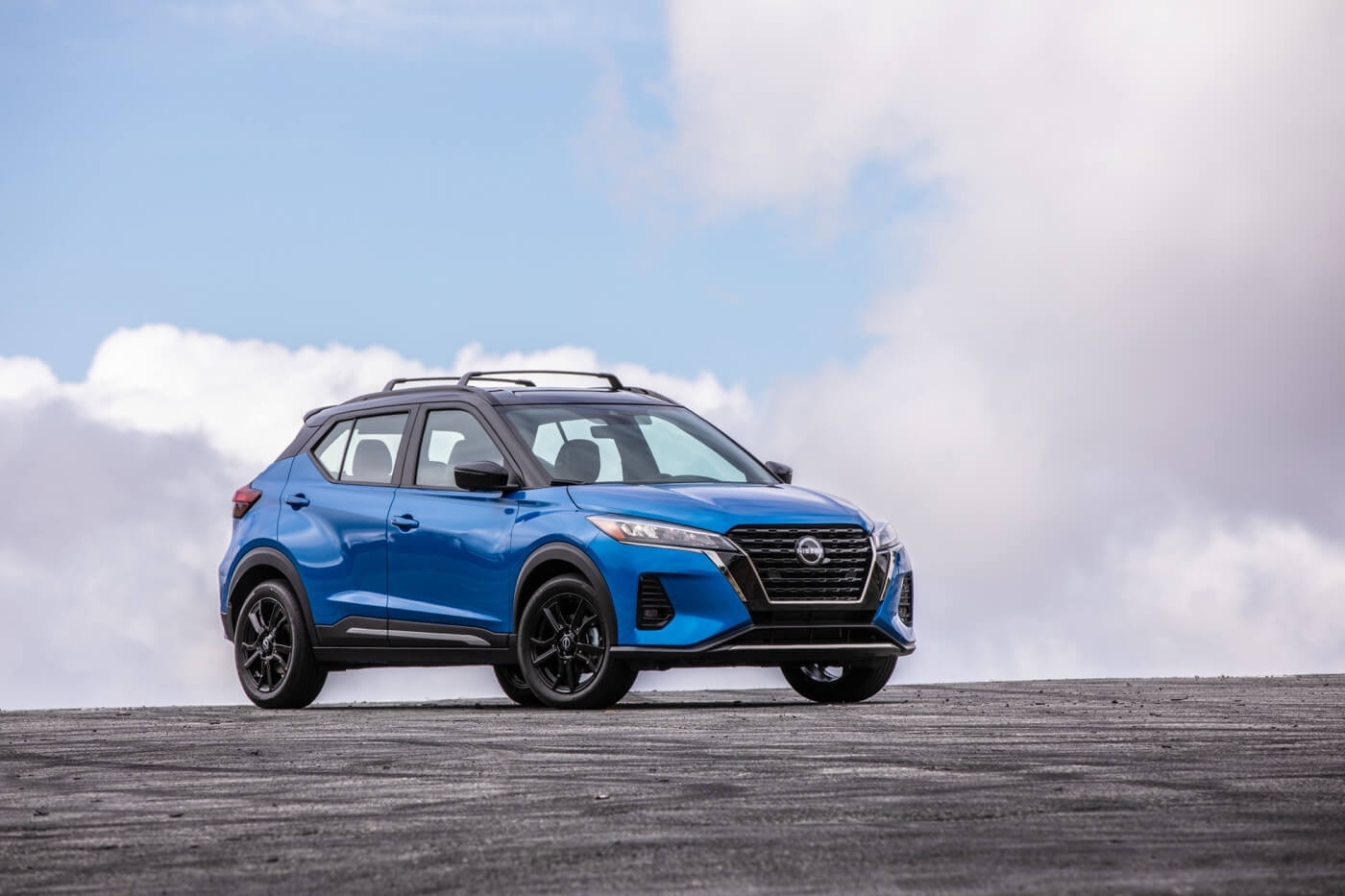 Vue 3/4 avant du Nissan Kicks 2025 à l'extérieur.