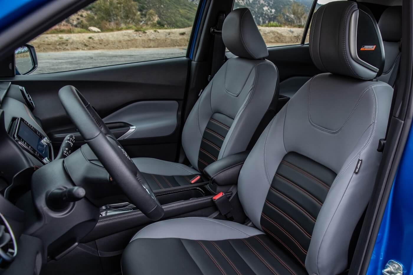Les sièges avant du Nissan Kicks 2025.