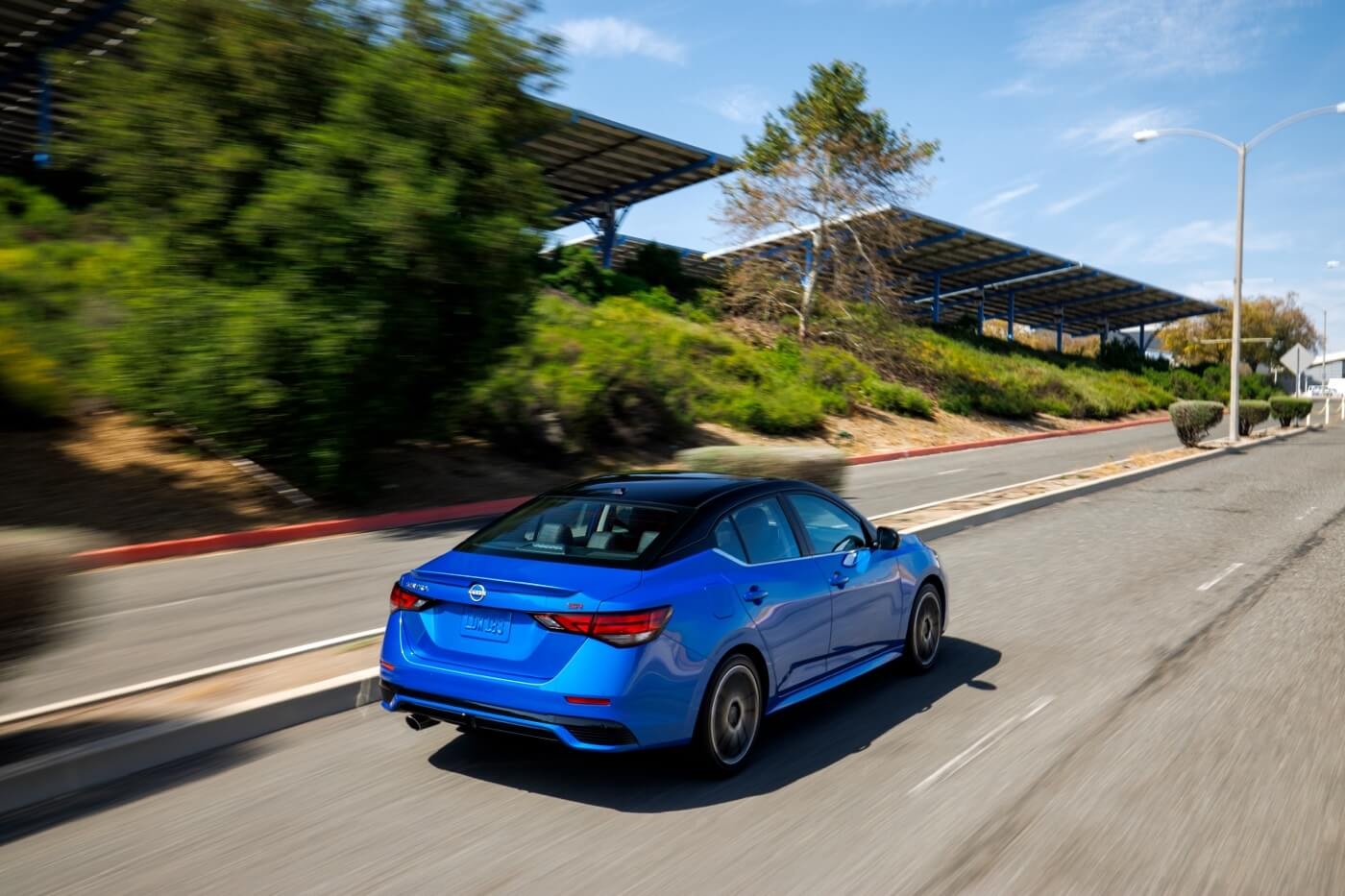 Vue 3/4 arrière de la Nissan Sentra 2025 sur la route.