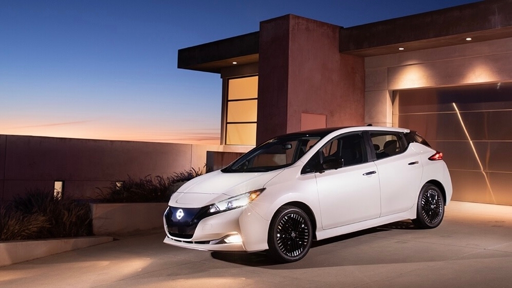 La Nissan Leaf 2024 stationné devant une résidence pour la nuit.